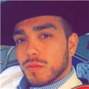 Profesor de educación física dicta clases grupales de fútbol todas las edades